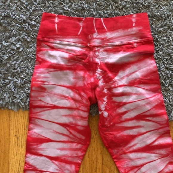NUX Red and White Tie Dye Seamless Leggings Size Small - Picture 7 of 9